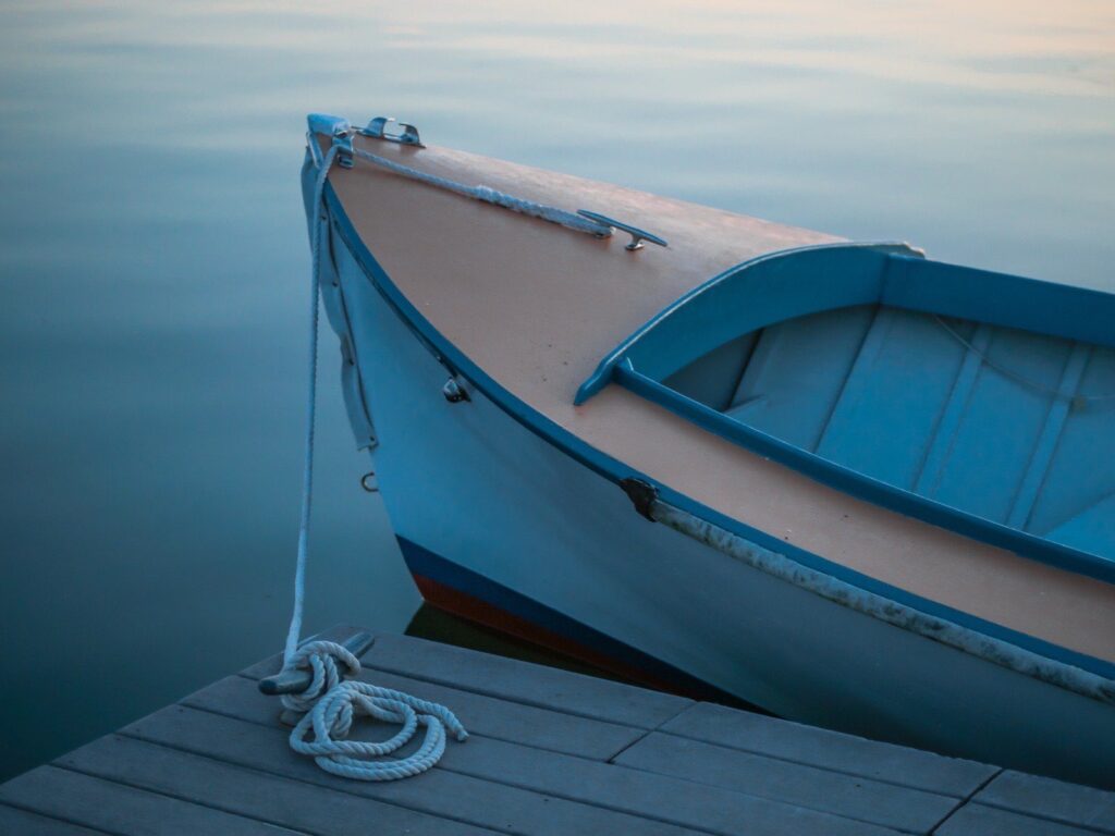 avant de barque à quai sur une mer calme
